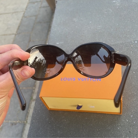 Louis Vuitton Black large frame sunglasses with silver sparkles w/unbranded box - Picture 9 of 9